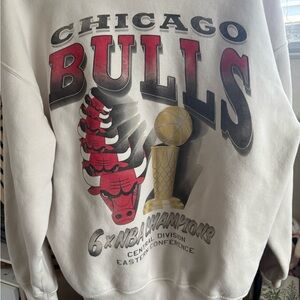 Abercrombie & Fitch White Chicago Bulls Crewneck Sweater
